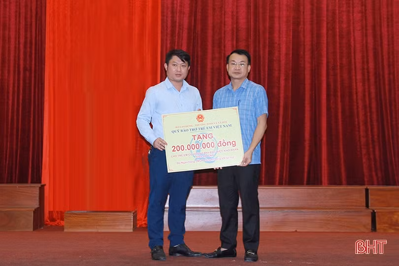 Trao 100 suất học bổng cho trẻ em khó khăn ở Nghi Xuân và Vũ Quang