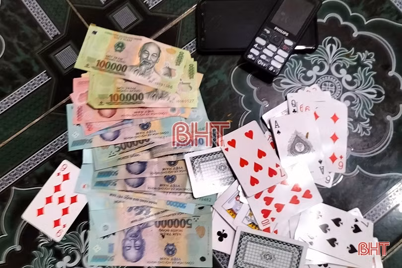 Công an Hương Sơn khởi tố 4 đối tượng đánh bạc
