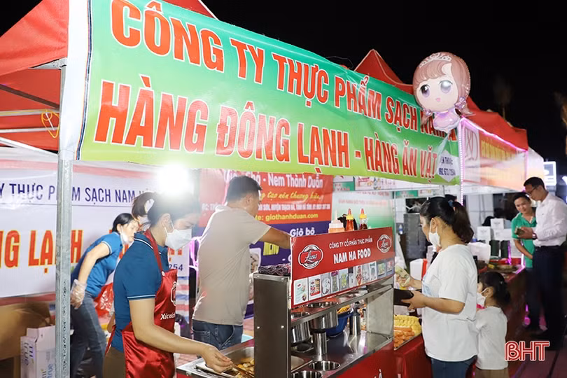 Rộn ràng mua sắm tại phiên chợ quảng bá sản phẩm nông nghiệp Hà Tĩnh