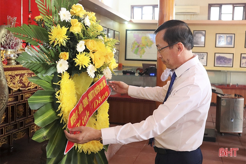 Dâng hương tưởng niệm nhân kỷ niệm 92 năm ngày Xô viết Nghệ Tĩnh