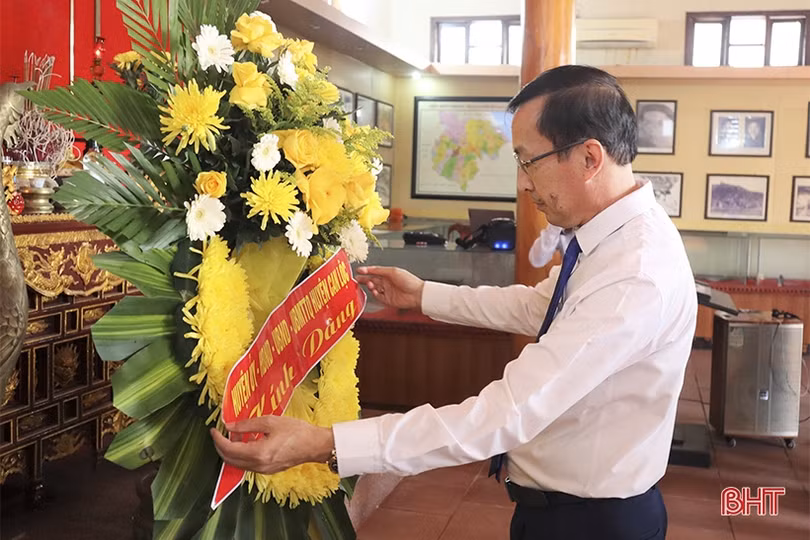 Dâng hương tưởng niệm nhân kỷ niệm 92 năm ngày Xô viết Nghệ Tĩnh