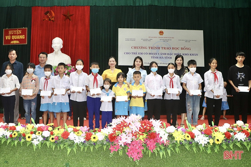 Trao 100 suất học bổng cho trẻ em khó khăn ở Nghi Xuân và Vũ Quang