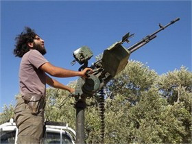 Một chiến binh thuộc phe nổi dậy tại Syria đang chiến đấu với quân đội chính phủ tại tỉnh Idlib hôm 9.9 - Ảnh: AFP