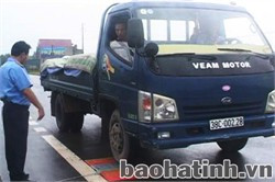 Thanh tra giao thông Hà Tĩnh kiểm tra tải trọng trên tuyến tỉnh lộ 3