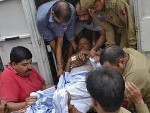 Một cảnh sát bị thương đang được chuyển đến bệnh viện tại Jammu. (Nguồn: ndtv.com)