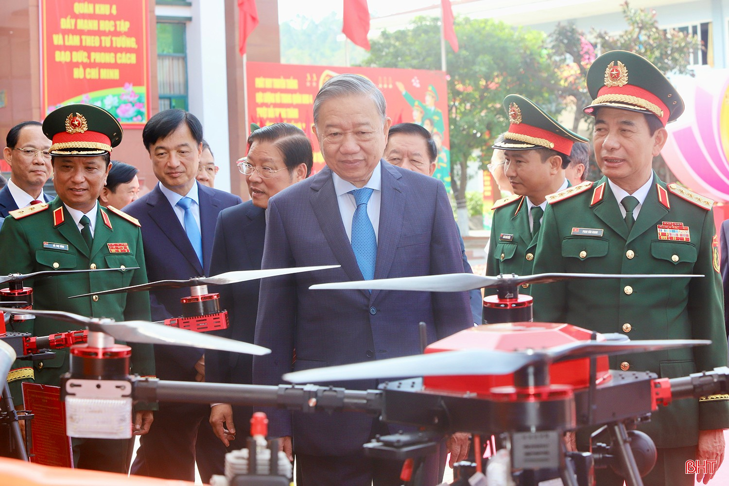 Tổng Bí thư Tô Lâm và các đại biểu tham quan gian hàng giới thiệu một số thiết bị trong lĩnh vực quốc phòng. bqbht_br_a9.jpg