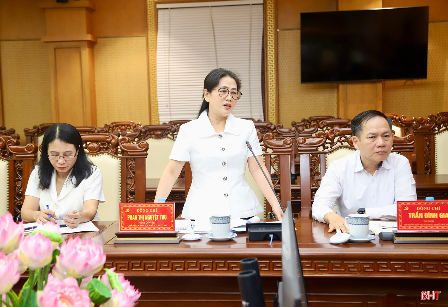 Đại biểu Quốc hội Phan Thị Nguyệt Thu - Chánh án TAND tỉnh phát biểu tại buổi làm việc. bqbht_br_img-5451-copy.jpg