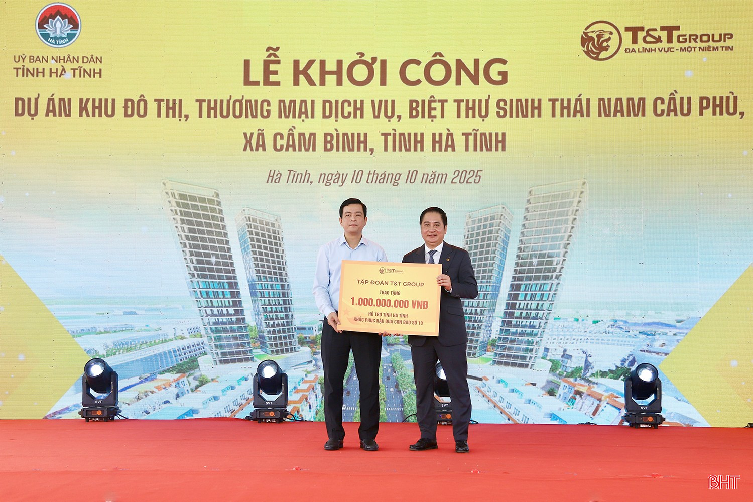 Tại buổi lễ, Tập đoàn T&T đã trao ủng hộ Hà Tĩnh 1 tỷ đồng nhằm khắc phục hậu quả thiên tai. Tại buổi lễ, Tập đoàn T&T đã trao ủng hộ Hà Tĩnh 1 tỷ đồng nhằm khắc phục hậu quả thiên tai.