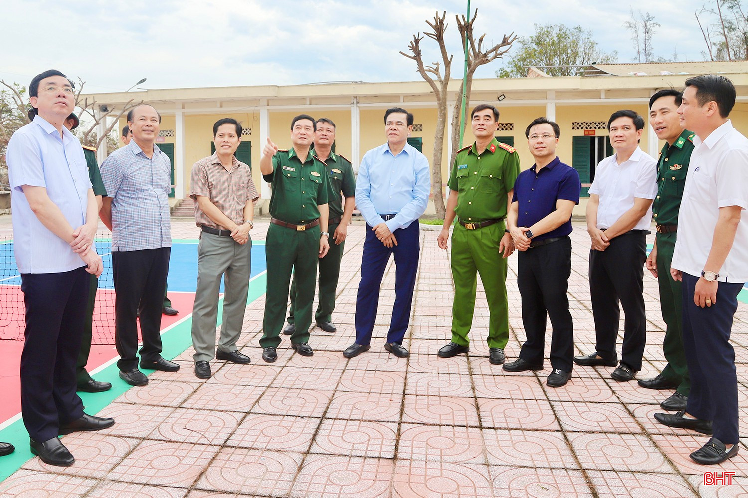 Chủ tịch UBND tỉnh Võ Trọng Hải kiểm tra công tác khắc phục hậu quả bão số 10 tại Đồn Biên phòng Cửa Sót (xã Lộc Hà). bqbht_br_img-4948-copy.jpg