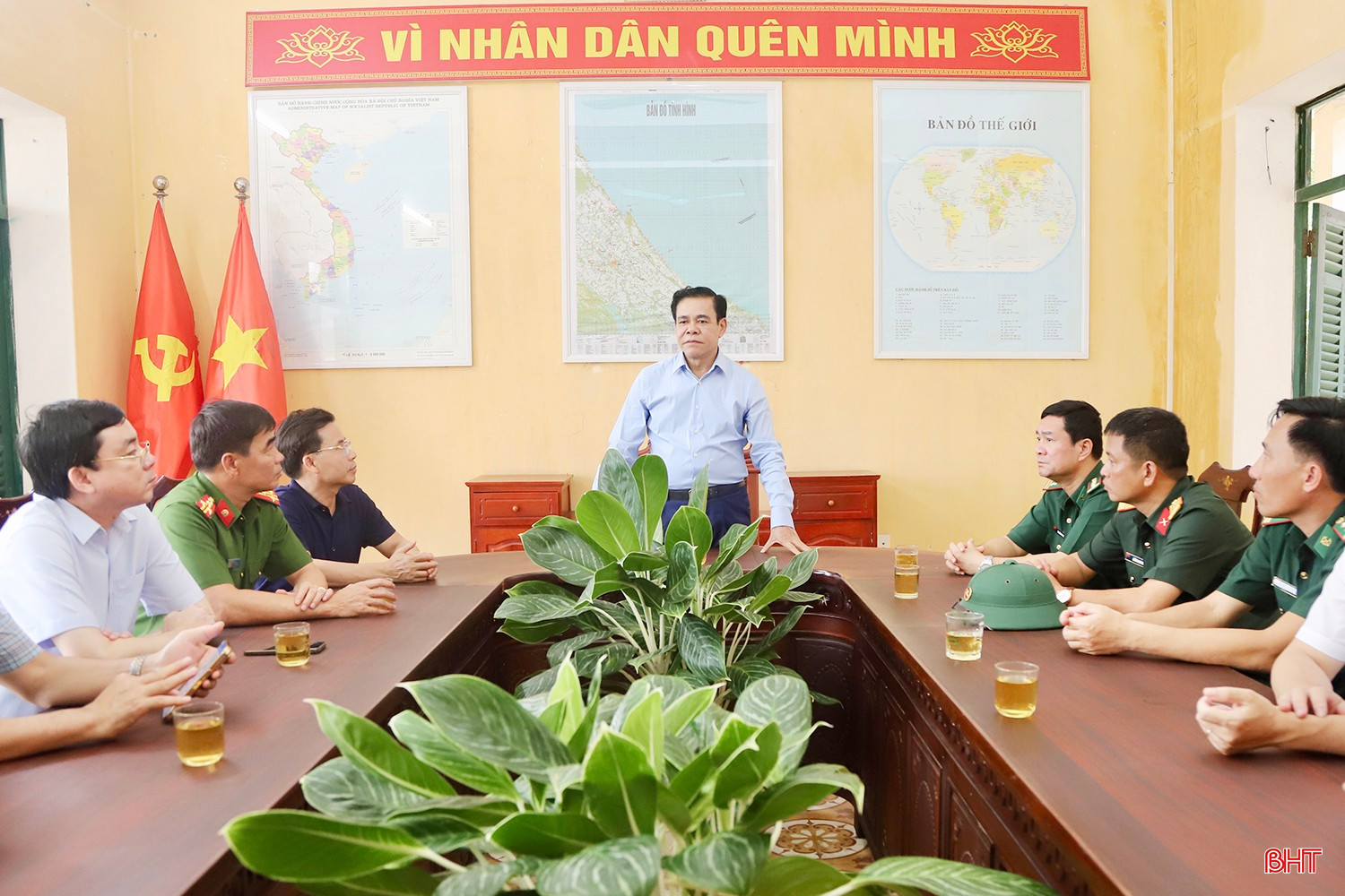 Chủ tịch UBND tỉnh Võ Trọng Hải: Yêu cầu các sở, ngành liên quan phải có phương án gia cố khẩn cấp, bảo vệ công trình trọng điểm, tuyệt đối không để xảy ra sự cố nghiêm trọng hơn do mưa lũ kéo dài. bqbht_br_img-4965-copy.jpg