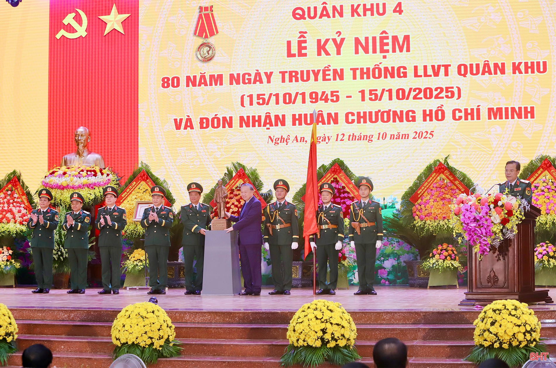 Tổng Bí thư Tô Lâm trao tặng cán bộ, chiến sỹ Quân khu 4 tác phẩm “Bác Hồ về thăm quê năm 1961”. bqbht_br_img-6001-copy.jpg