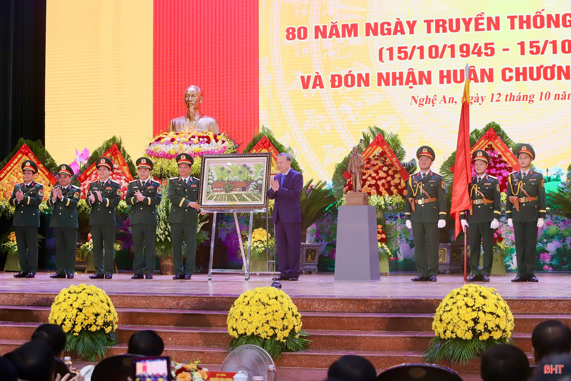 Cán bộ, chiến sỹ Lực lượng vũ trang Quân khu 4 kính tặng Tổng Bí thư Tô Lâm bức tranh "Quê nội Bác Hồ". bqbht_br_img-6006-copy.jpg
