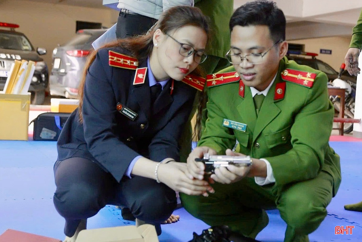 Kiểm sát viên Giang Anh phối hợp cùng điều tra viên kiểm tra, đánh giá tang vật vụ án, đảm bảo căn cứ buộc tội chặt chẽ. bqbht_br_img-6199-copy.jpg