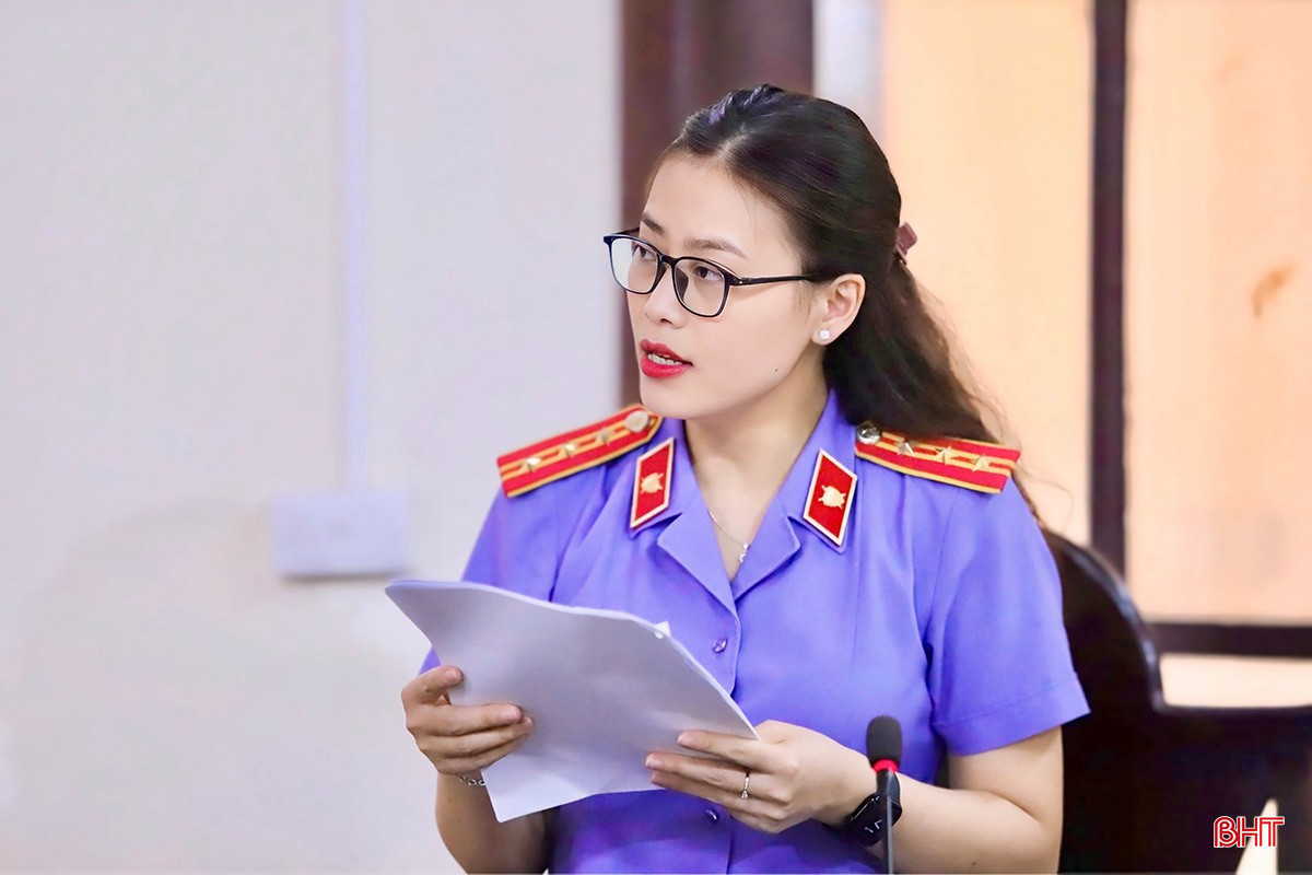 Kiểm sát viên Giang Anh luôn thận trọng, đảm bảo không bỏ sót bất kỳ tình tiết nào dù là nhỏ nhất trong mỗi phiên xét xử. bqbht_br_img-8902-copy.jpg