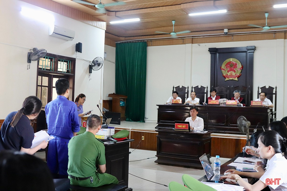 Kiểm sát viên Giang Anh tham gia xét hỏi bị cáo Mai Chí Phương (SN 1988) và Võ Thị Thành (SN 1990, cùng trú phường Hà Huy Tập) về tội “Lừa đảo chiếm đoạt tài sản” và tội “Sử dụng tài liệu giả của cơ quan, tổ chức”. bqbht_br_img-9138-copy.jpg