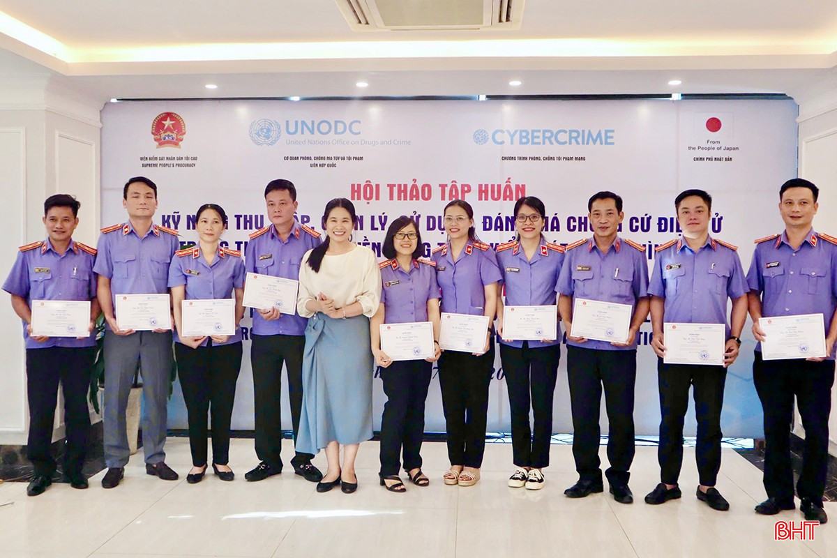 Kiểm sát viên Giang Anh không ngừng trau dồi chuyên môn nghiệp vụ, đáp ứng yêu cầu nhiệm vụ ngày càng cao. bqbht_br_img-6204-copy.jpg