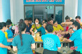 Hơn một thập kỷ phát cháo từ thiện cho bệnh nhân hoàn cảnh khó khăn