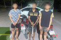 3 thanh niên "đầu trần" mang theo hung khí trên xe máy