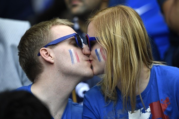 san stade de france tuoi mat voi dan fan nu xinh dep