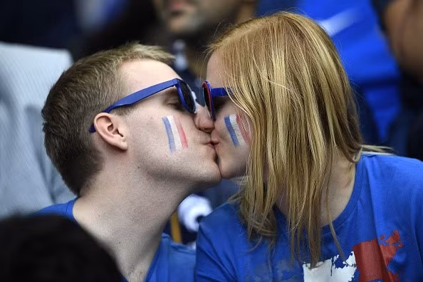 san stade de france tuoi mat voi dan fan nu xinh dep