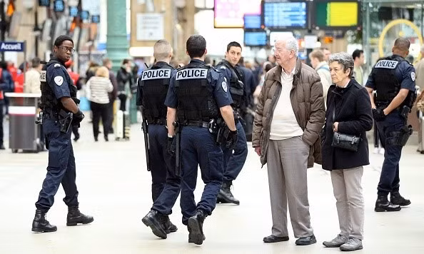 the gioi ngay qua tong thong phap thua nhan nguy co khung bo dip euro