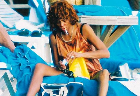 whitney houston bi kich khi phai song con