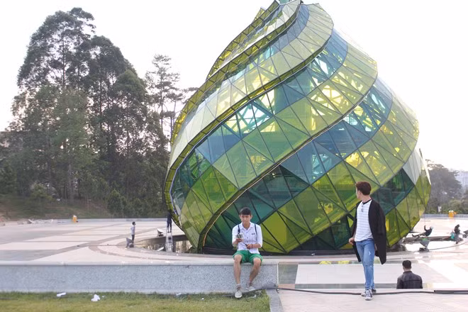 Tại đây có các công trình mang hình ảnh biểu tượng của Đà Lạt như bông hoa dã quỳ, búp atiso… nên tôi luôn nhớ buổi chiều về lại quảng trường thành phố hóng mát cùng người dân Đà Lạt . da lat mua he va nhung dieu bat ngo thu vi