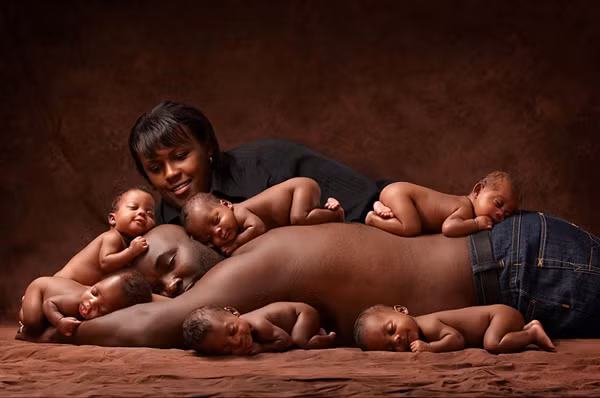 hinh anh hanh phuc cua gia dinh sinh 6 dua con cung mot luc