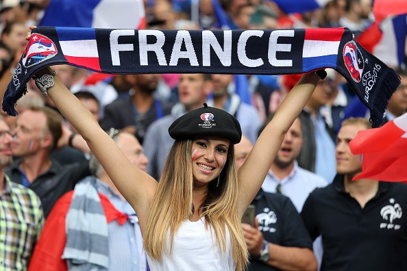 san stade de france tuoi mat voi dan fan nu xinh dep