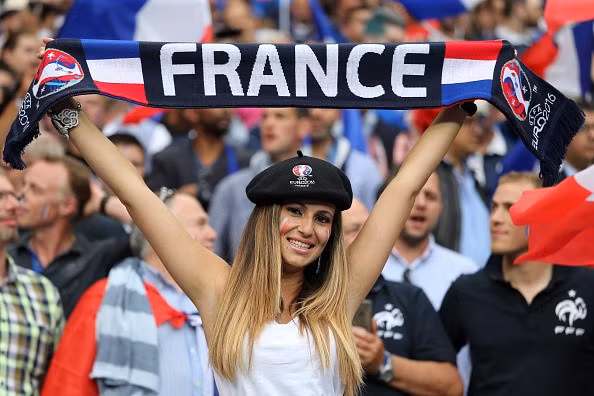 san stade de france tuoi mat voi dan fan nu xinh dep