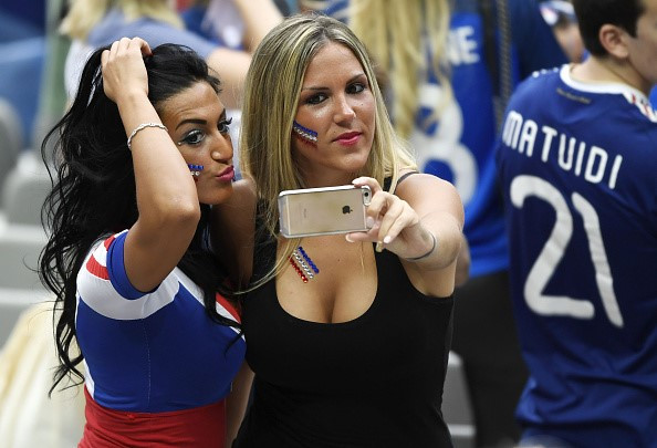 san stade de france tuoi mat voi dan fan nu xinh dep