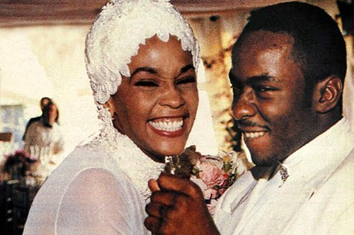 whitney houston bi kich khi phai song con