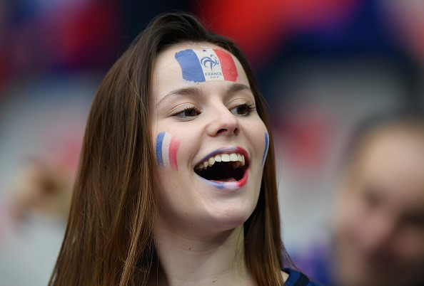 san stade de france tuoi mat voi dan fan nu xinh dep