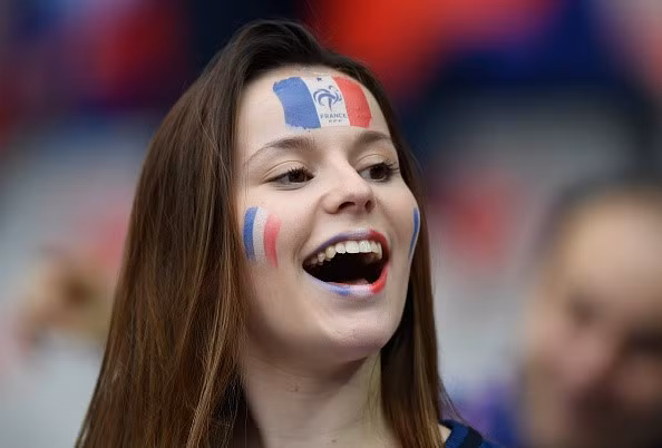 san stade de france tuoi mat voi dan fan nu xinh dep