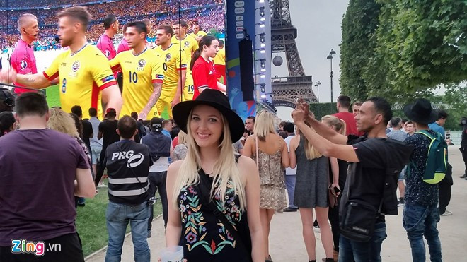 san stade de france tuoi mat voi dan fan nu xinh dep
