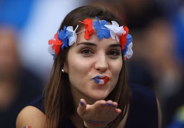 san stade de france tuoi mat voi dan fan nu xinh dep