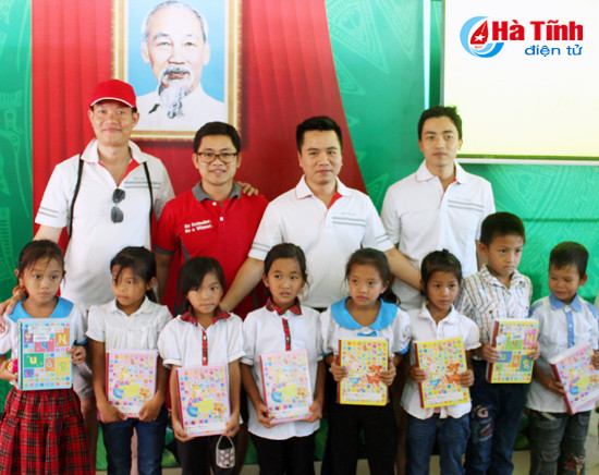 trao 7 000 cuon vo cho hoc sinh ngheo ky phu