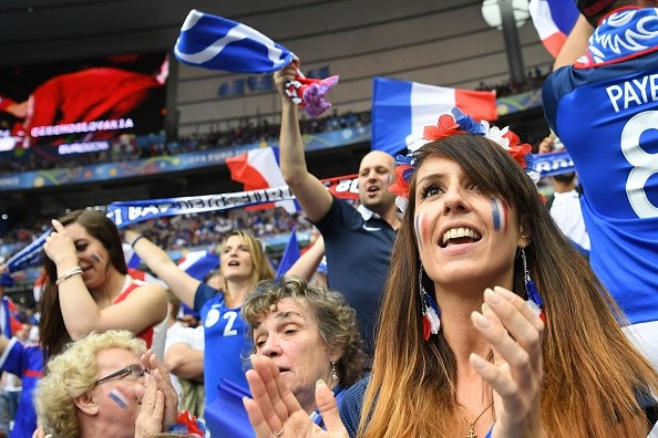 san stade de france tuoi mat voi dan fan nu xinh dep