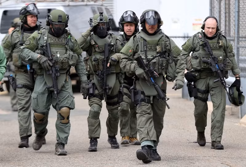 trang phuc va vu khi hien dai cua canh sat my