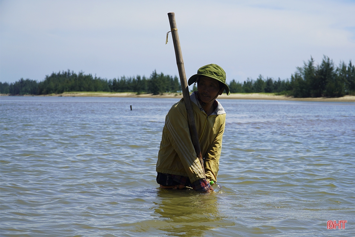 Miệt mài mưu sinh giữa trời nắng nóng ở Hà Tĩnh