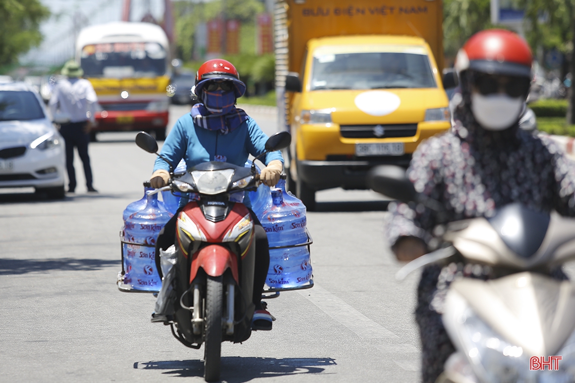 Miệt mài mưu sinh giữa trời nắng nóng ở Hà Tĩnh