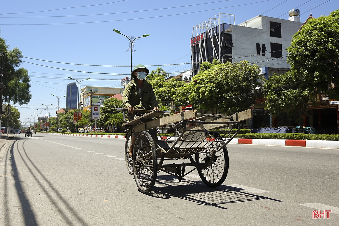 Miệt mài mưu sinh giữa trời nắng nóng ở Hà Tĩnh