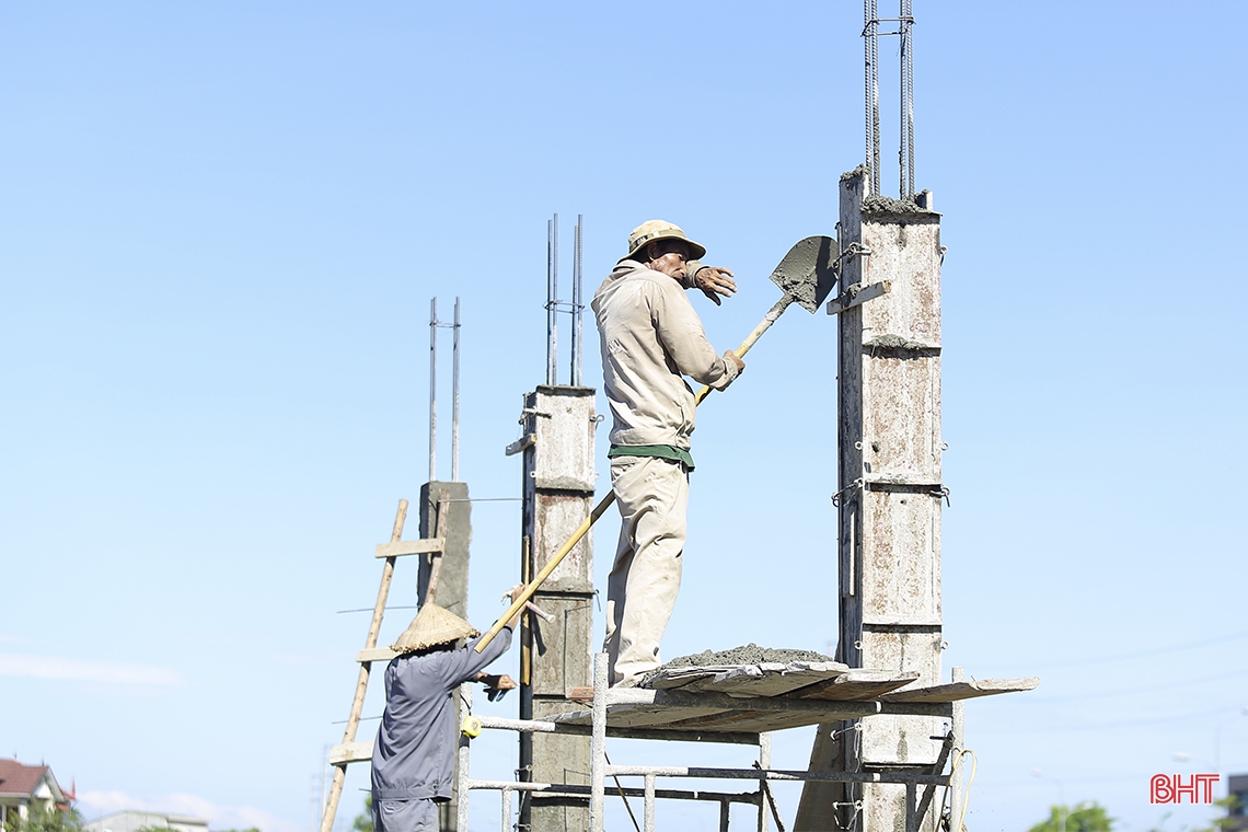 Miệt mài mưu sinh giữa trời nắng nóng ở Hà Tĩnh