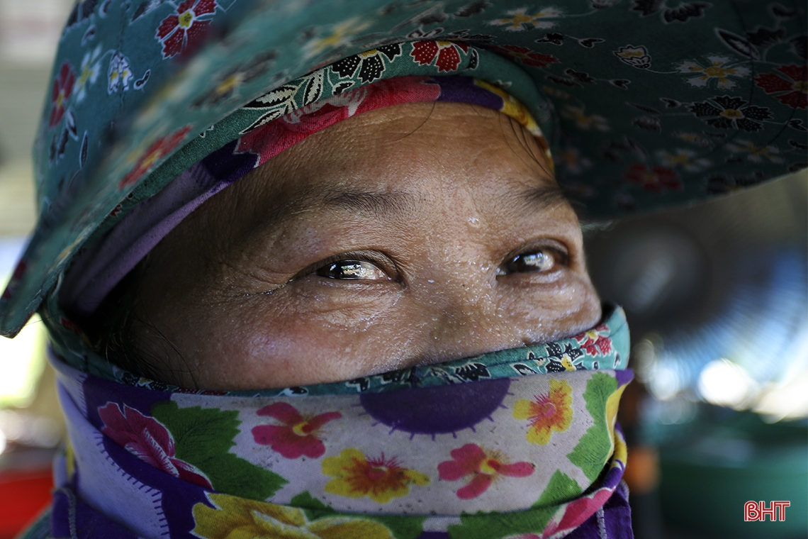 Miệt mài mưu sinh giữa trời nắng nóng ở Hà Tĩnh