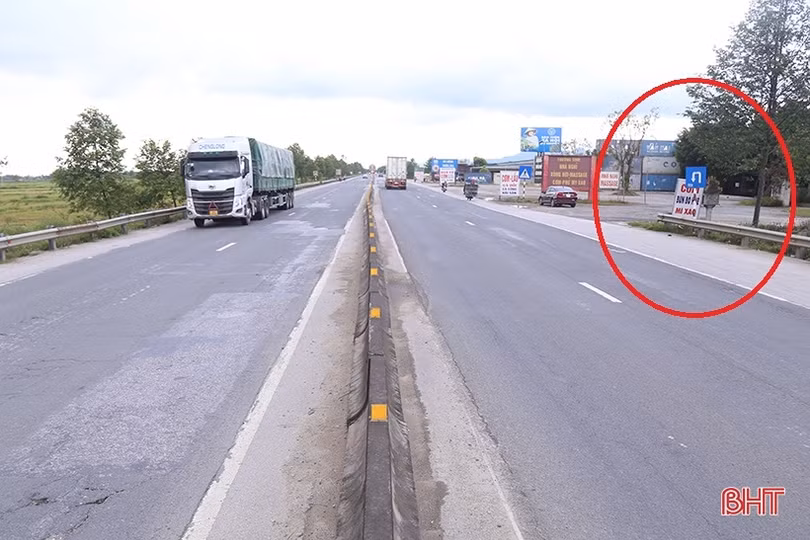 Hoảng hồn với kiểu lái ô tô “tiện đâu, quay đầu ở đó”