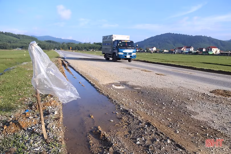 Đường ven biển Hà Tĩnh xuất hiện nhiều điểm hư hỏng, mất an toàn giao thông