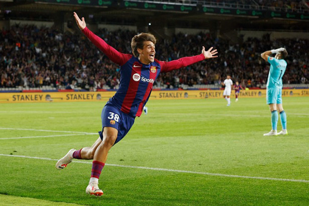 Tiền đạo 17 tuổi cứu Barca