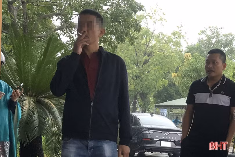 Vô tư “nhả” khói thuốc trong khuôn viên bệnh viện