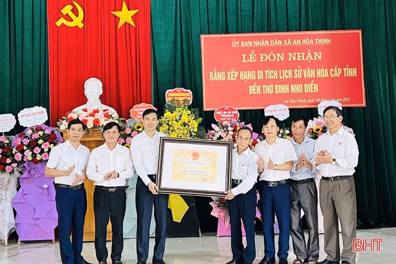 Đón bằng di tích văn hoá cấp tỉnh đền thờ Đinh Nho Điển