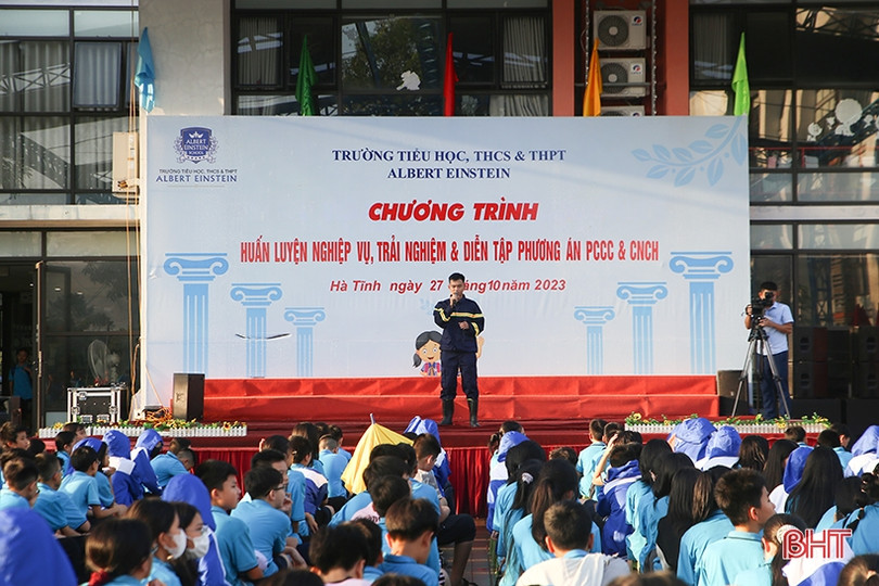 Giáo viên, học sinh Trường Albert Einstein diễn tập PCCC